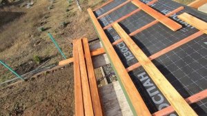 Парень монтирует обрешетку с помощью двух шаблонов. Строительство односкатной крыши своими силам