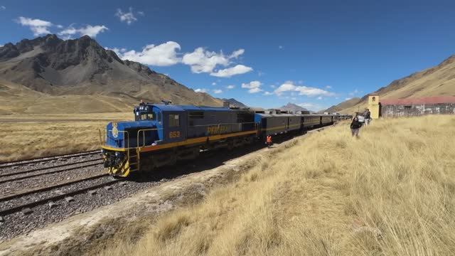 Luxury Train in Peru - First Class journey across the Andes (4K trip report) смотреть онлайн