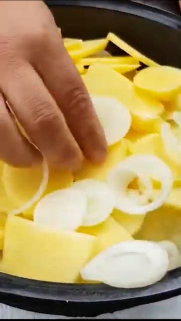 Картофель по пастушьи под камнями в КАЗАНЕ за 1 минуту! #shorts смотреть онлайн