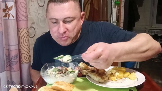 мукбанг/обжор/картошка в рукаве в духовке с курицей,овощной салатик/ смотреть онлайн