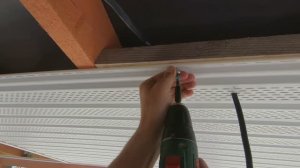 Красивая подшивка потолка террасы белоснежными софитами Технониколь