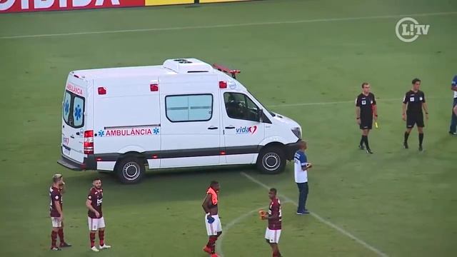 Rodrigo Caio se choca de cabeça com Dedé e deixa Maracanã de ambulância смотреть онлайн