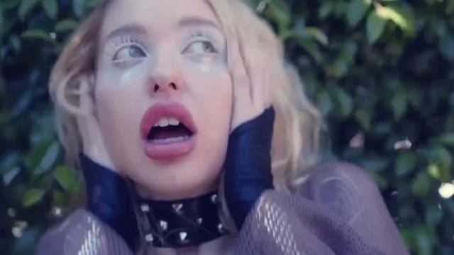 Chloe Cherrie - Devil on my shoulder ( LYRICS ) смотреть онлайн