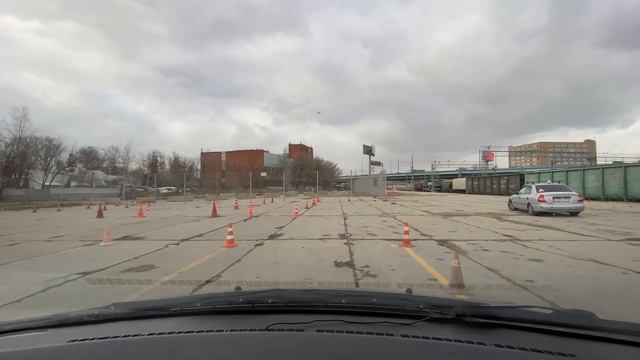 Параллельная парковка от Алёны) Уроки вождения на площадке с автоинструктором. Парковка задом. смотреть онлайн