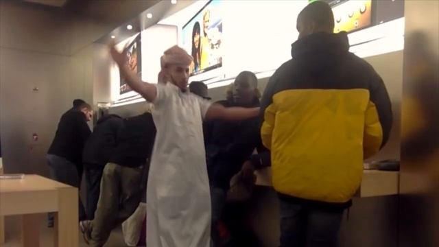 BELLY DANCING IN THE APPLE STORE! смотреть онлайн