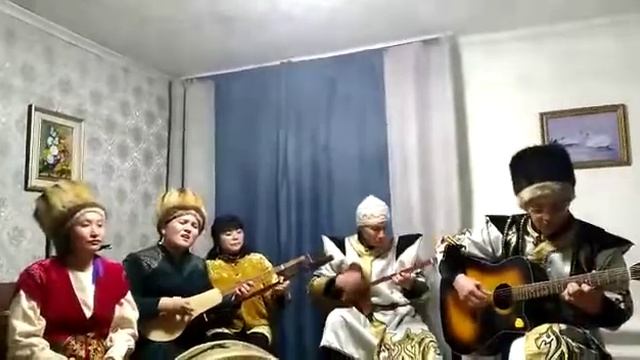 АЛТАЙЛЫК МУЗЫКАНТТАР укмуш ОЙНОПТУР “Бир келип кетчи Ош жака” Нурзат Айдаркулова аткарат смотреть онлайн