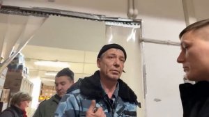 ДИРЕКТОР ПРИМЕНЯЕТ БОЕВЫЕ ИСКУСТВА НА ПОКУПАТЕЛЕ / КИДАЕТСЯ НА КАМЕРУ И ЗАПРЕЩАЕТ СЪЕМКУ