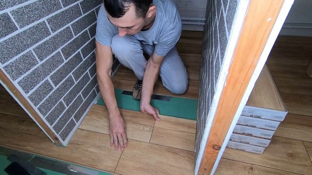 Парень смонтировал ролик о укладки ламината для вас. Посмотрите! смотреть онлайн