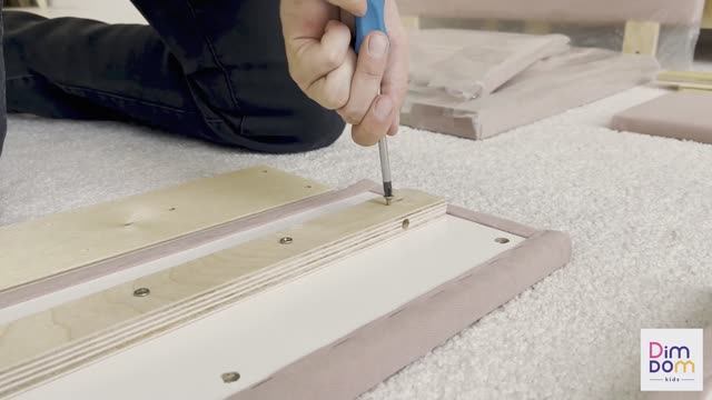 Видеоинструкция по сборке: Кроватка с мягким изголовьем смотреть онлайн