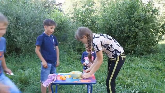 Челлендж Шарики над головой. Взрываем над головой шарики с водой, какашками и сырым яйцом смотреть онлайн