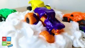 Игрушки-монстр-траки, полные пены и водных развлечений.