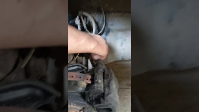 Замена передней стойки Тойота Авенсис 2