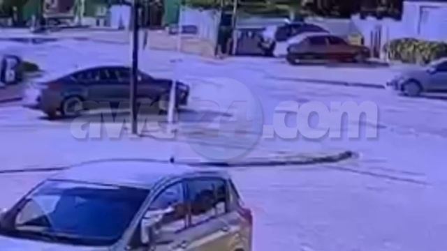 Video capta pa camara di seguridad di accidente unda Toyota Prado a bira dilanti bus di Arubus смотреть онлайн