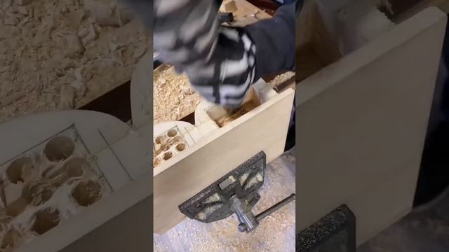 Книжка - шкатулка под статуэтку #woodenheroes #резьбаподереву #столярка смотреть онлайн