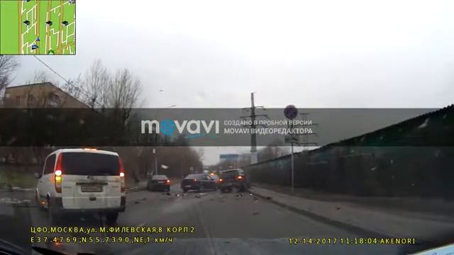 Водитель мерса хотел проскочить, смотрим... смотреть онлайн