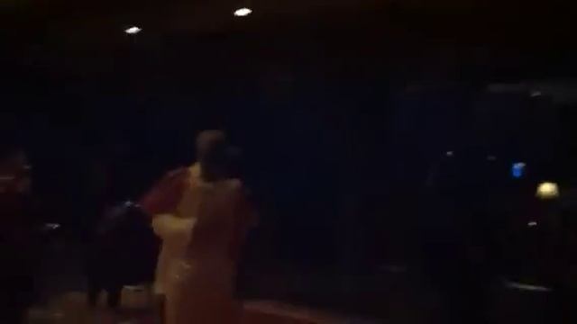 Stud newlywed couple having their first dance смотреть онлайн