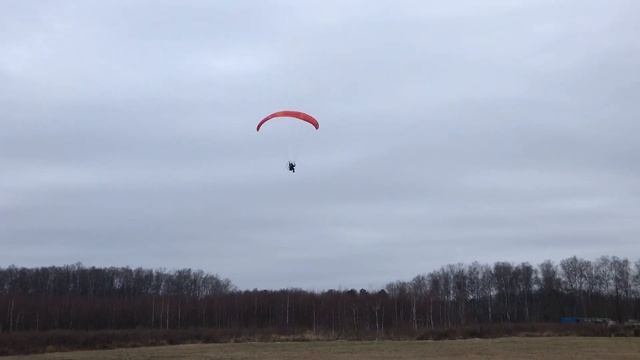 новичок учится летать на параплане & Paragliding Extreme Paramotor