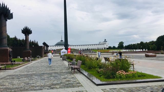Парк Победы встретили много белочек// Триумфальная Арка прогулка по скверу смотреть онлайн