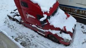 Груженный грузовик провалился в землю, сломал КПП