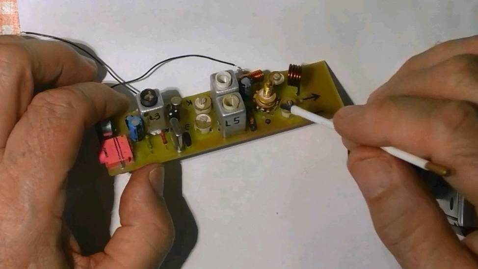 Радиолюбительские самоделки Радиомикрофон Второй вариант смотреть онлайн