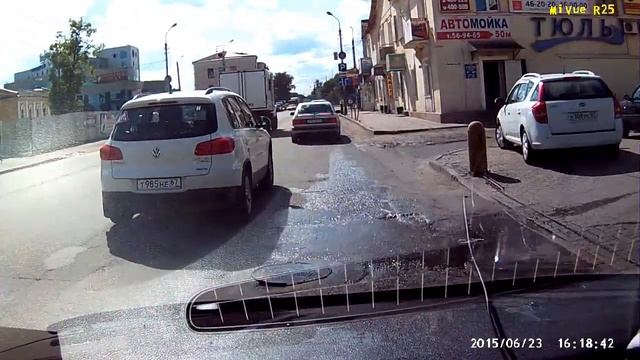 Хитрый и глупый водитель на перекрестке.Колхозная пл. смотреть онлайн
