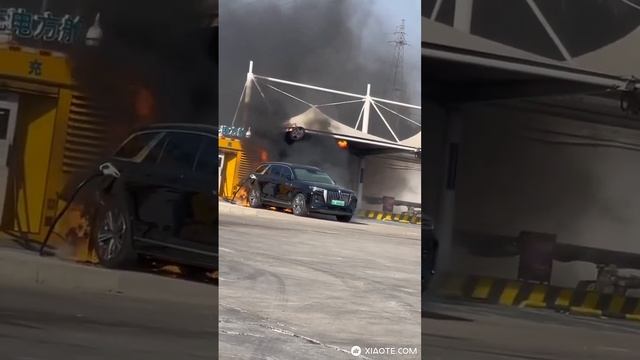 Luxurious Hongqi E-HS9 catch fire while charging in China смотреть онлайн
