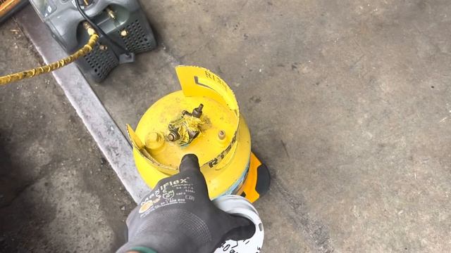 Weight the refrigerant tank measuring exactly what came out of the vehicle without hoses attached￼ смотреть онлайн