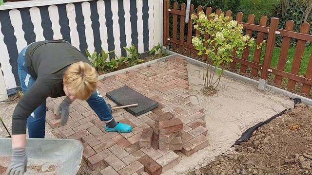 Живём в Германии а работаем как научили родители и СССР. смотреть онлайн