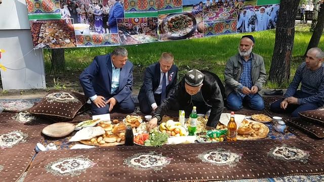 Таджики везде гостеприимный)