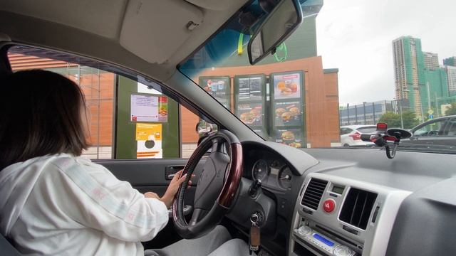 Ученица первый раз заезжает в мак авто на уроке вождения. Теперь мы умеем есть) смотреть онлайн