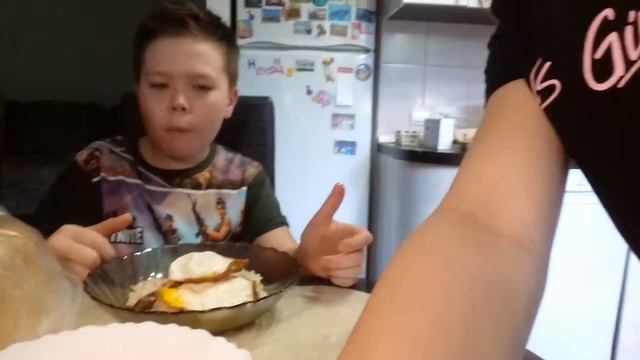 Готовим яичницу 😊 смотреть онлайн