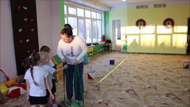 "Зимняя забава" - современная подвижная игра на свежем воздухе " Бег в снегоступах" смотреть онлайн