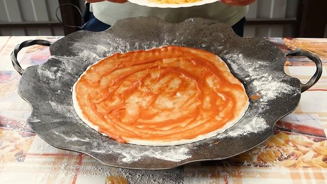 Вкуснейшая ПИЦЦА с ПОМИДОРАМИ и СЫРОМ на углях. Готовим на САДЖЕ. смотреть онлайн