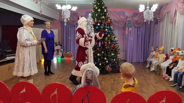 Новогодний утренник в детском саду. Младшая группа. смотреть онлайн