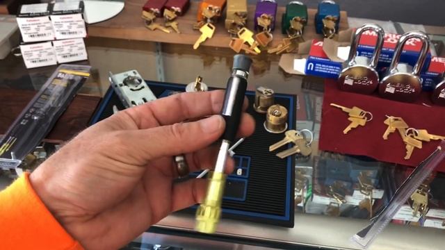 tool talk: the Klein 4 in 1 screwdriver, POCKET version! смотреть онлайн
