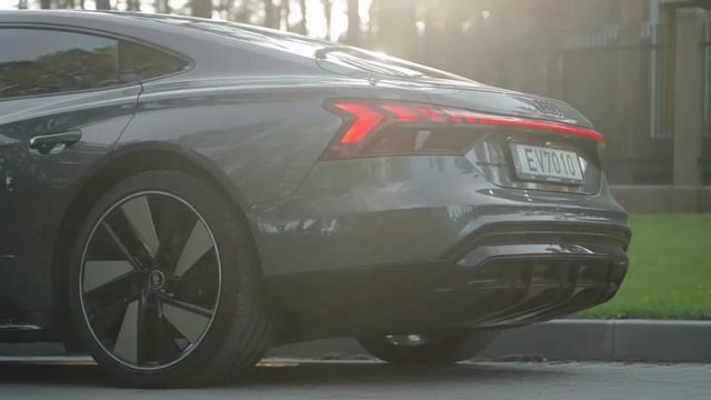 Audi e-tron GT смотреть онлайн
