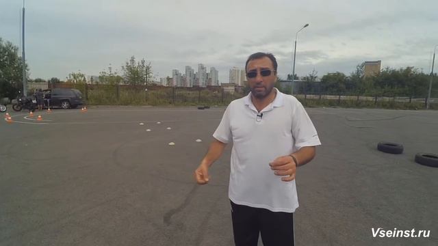 Экзамен на категорию А. Инструктор объясняет упражнение на мотоцикле 3.moto bike. crazy moto смотреть онлайн