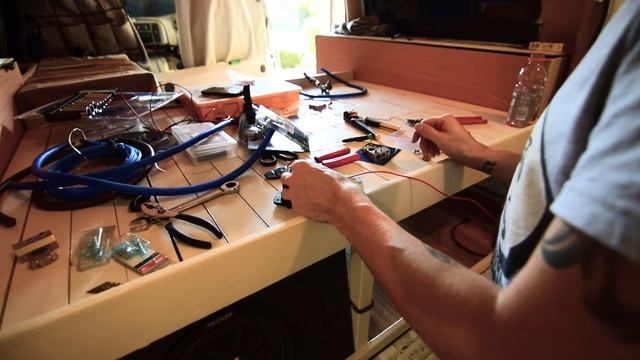 HOW TO WIRE VAN BATTERY TO ISOLATOR AND POWER INVERTER смотреть онлайн