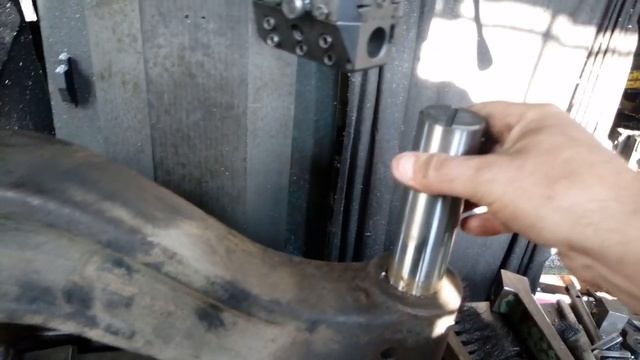 Работа,работа,работа... Буду втулить балку  ПАЗ. Палец на 38мм.Видео будет позже.