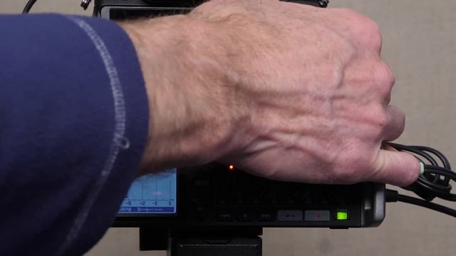 Send Audio from Zoom F4 to Camera 3.5mm Mic Input смотреть онлайн