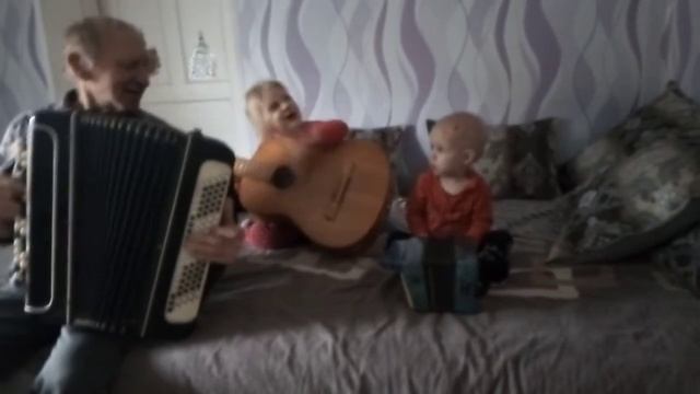Трио "Родственники на выезде" смотреть онлайн