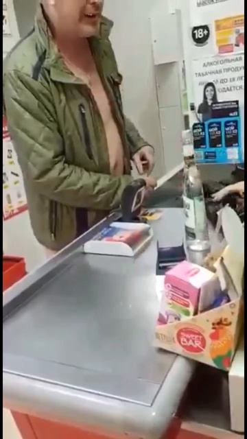 Голый мужик зашел в магазин в Москве смотреть онлайн