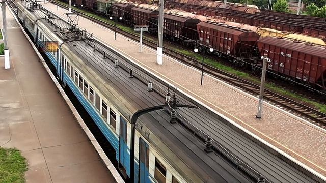 Отправление электропоезда ЭР9М-398 смотреть онлайн