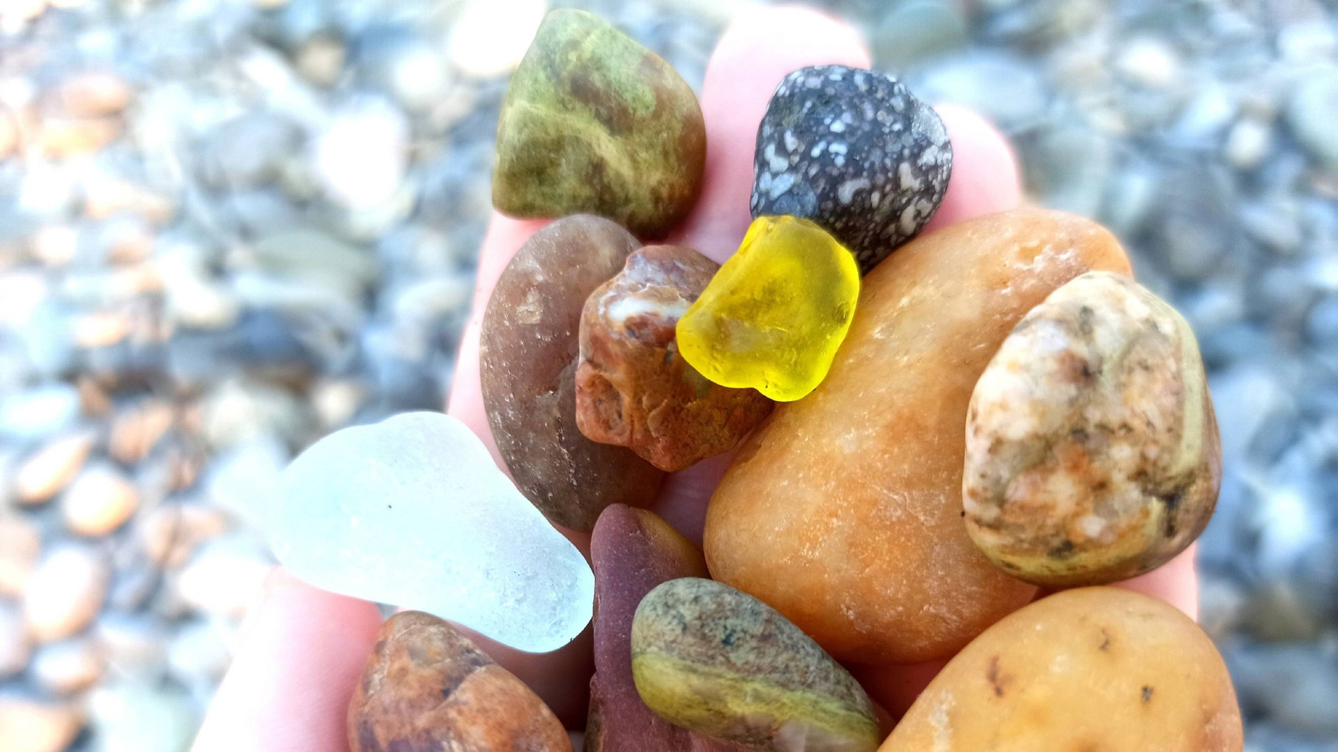 Морские камни с названиями. Самые находки пошли, когда пробрались на закрытую часть пляжа смотреть онлайн