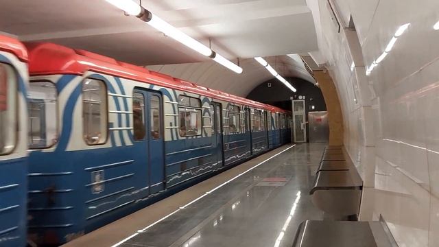 81-717/714.5М прибывает на станцию метро Окружная. смотреть онлайн