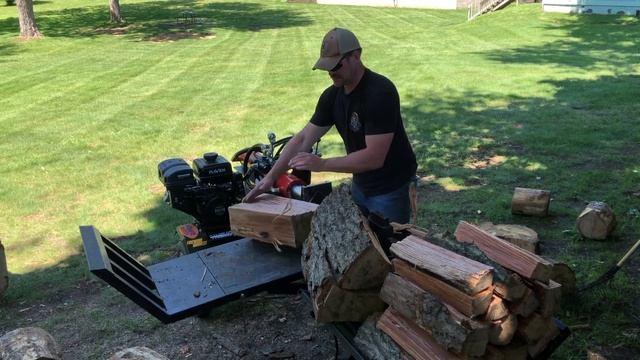 Splitting big oak on the Rugged Split 37 ton splitter смотреть онлайн
