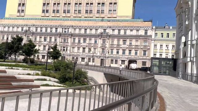 Солнечный день. Лубянская площадь смотреть онлайн