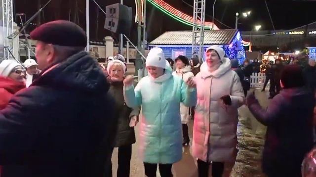 У окошка............24.12.23 Гомель площадь Ленина 🥰 смотреть онлайн