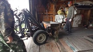 Подвозим песок и цемент к месту стройки на самодельном мини погрузчике  Жизнь в деревне