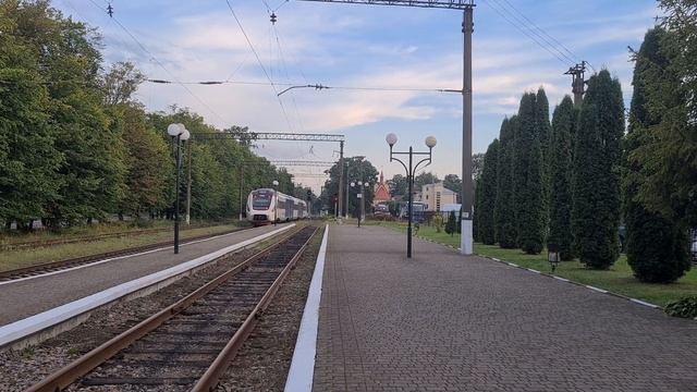 ДИЗЕЛЬ-ПОЕЗД ДПКР3-001 С ПРИВЕТЛИВОЙ ЛОКОМОТИВНОЙ БРИГАДОЙ ТИФОН ГУДОК ГРОМКИЙ ЛЬВОВ-КОЛОМЫЯ смотреть онлайн